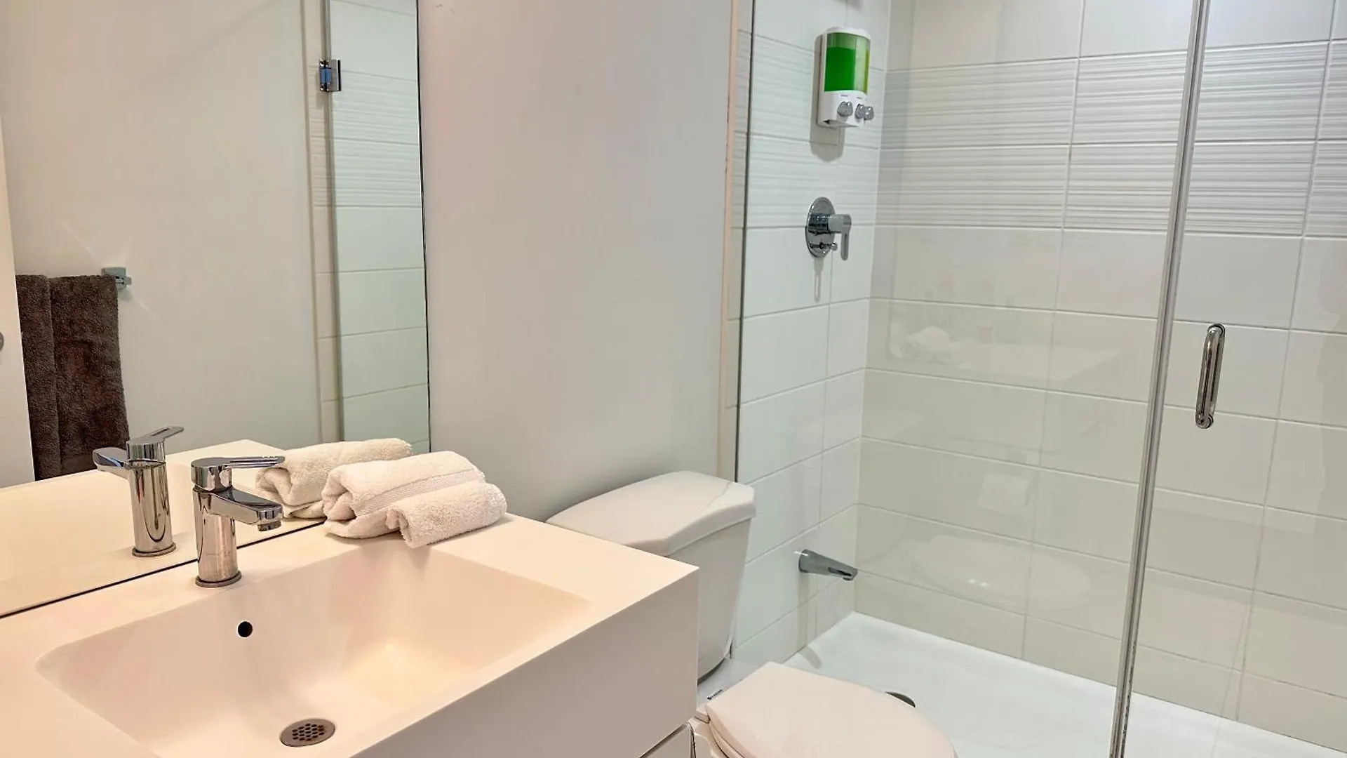 City Lake 2 Storey Condo 토론토 아파트
