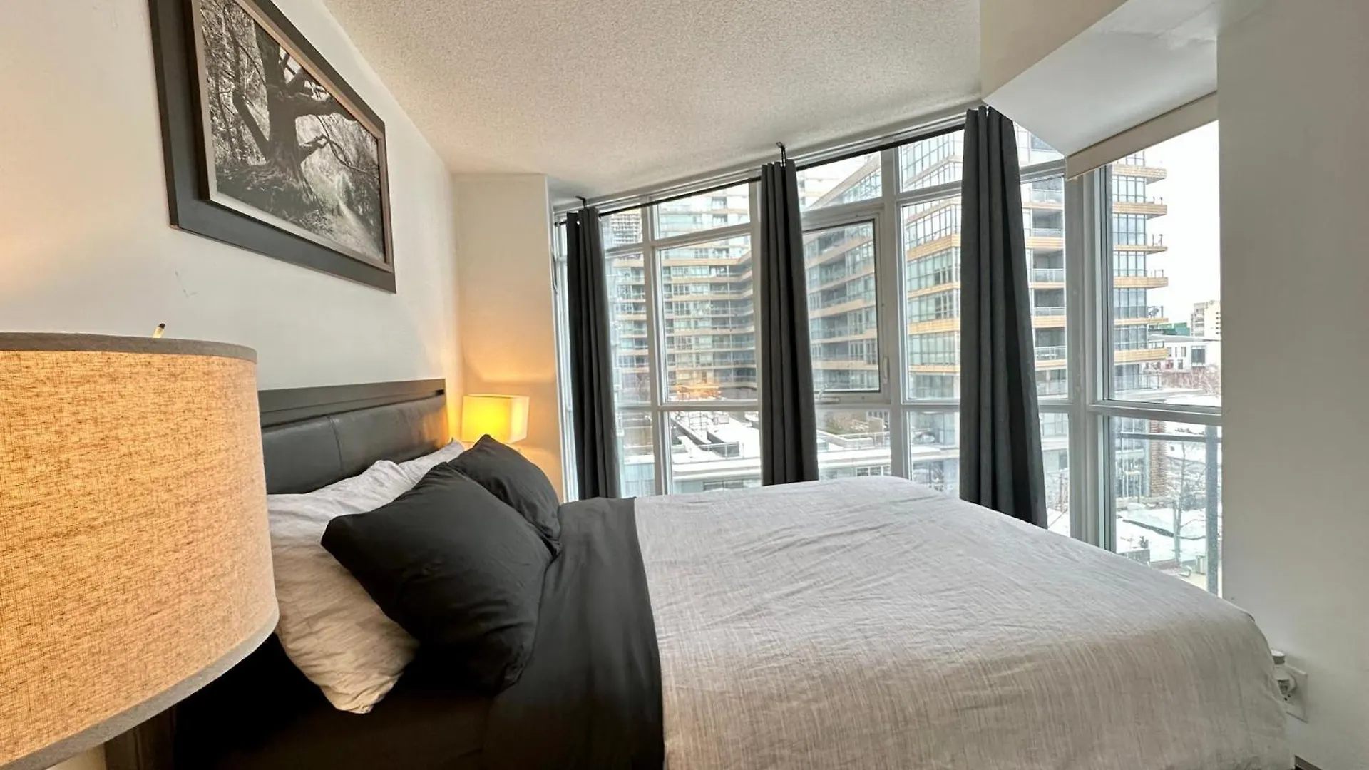 아파트 City Lake 2 Storey Condo 토론토